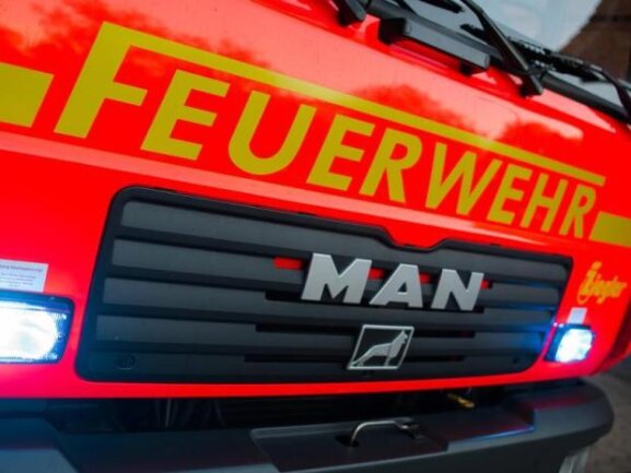 Vier Mülltonnenbrände in Freiberg - Hausfassade beschädigt - In Freiberg ist es am Donnerstagabend zu vier Mülltonnenbränden gekommen.