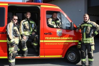 Vier Neuzugänge für Dänkritzer Wehr - Das Team um das neue Fahrzeug: (von links) Jörg Staude (ehemaliger stellvertretender Wehrleiter), Jens Ettlinger (neuer stellvertretender Wehrleiter), Enrico Hilbig (Wehrleiter) und Leon Schmidel. 