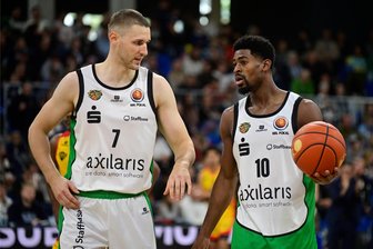 Vier Niederlagen in den ersten fünf Pflichtspielen: Haben die Niners Chemnitz eine Krise? - Viel Redebedarf hatten Niners-Kapitän Jonas Richter (links) und Neuzugang Victor Bailey, der bei der Niederlage im BBL-Pokal in Heidelberg am Sonntag mit 22 Punkten als einer der ganz wenigen Chemnitzer Spieler überzeugen konnte.