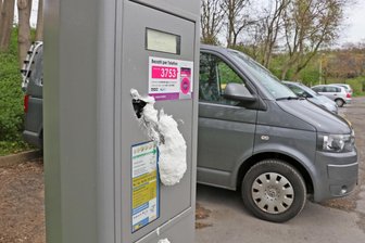 Vier Parkscheinautomaten mit Bauschaum beschädigt - Vier Parkscheinautomaten sind in Zwickau mit Bauschaum beschädigt worden.