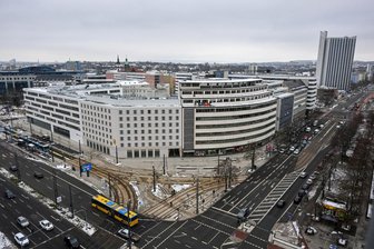 Vier Prozent pro Gast: Chemnitz will Beherbergungssteuer einführen - Für Chemnitzer Hotels wie dem "Super 8" und dem Dorint kommen neue Kosten hinzu. Für fast jeden Gast, egal ob Tourist oder Geschäftsreisender, müssen sie eine Abgabe an die Stadt überweisen.