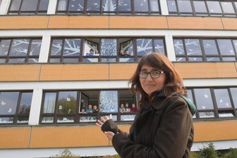 Vier Schulen im Erzgebirge warten auf das große Geld - Die Grundschule Neustadt Lößnitz, hier nach einem Kunstprojekt mit der Malerin Elena Hatzel, gehört zu den ersten Schulen im Startchancen-Programm.