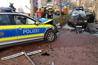 Vier Schwerverletzte bei Unfall auf B 92 in Plauen - Vier Personen sind bei einem Verkehrsunfall an der Plauener Kreuzung Friedensstraße/Engelstraße schwer verletzt worden. 