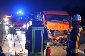 Vier Schwerverletzte nach Auffahrunfall auf A4 - Am Dienstagmorgen sind bei einem Unfall auf der A4 vier Personen schwer verletzt worden.