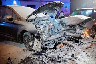 Vier Schwerverletzte nach Kollision - Bei einem Frontalzusammenstoß sind am Donnerstagmorgen in Ebersdorf vier Menschen schwer verletzt worden.