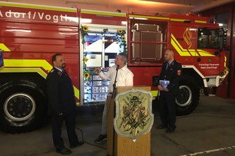 Vier Städte im Vogtland schließen Hilfepakt: Feuerwehren bringen im Pendelverkehr Wasser zu Brandstätten - Rico Schmidt bei der Einweihung des neuen Adorfer Tanklöschfahrzeugs.