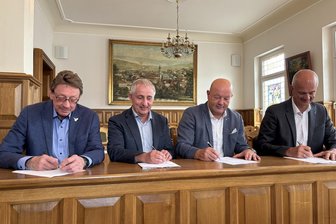 Vier Städte im Vogtland wollen stärker zusammenarbeiten - V.l.n.r.: Henry Ruß, Axel Markert, Alexander Schulze, Mike Purfürst unterzeichnen.