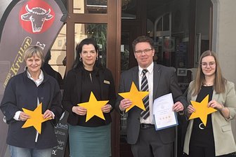 Vier Sterne für das Hotel Kreller in Freiberg: Entwicklung in der Gastronomie mit Schwierigkeiten - Kathleen Rabe von der Dehoga Sachsen (r.) und IHK-Vertreterin Jenny Göhler (l.) präsentieren zusammen mit Maika und Alexander Kreller die vier Sterne für das Hotel Kreller in Freiberg.