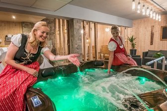 Vier-Sterne-Hotel in Marienberg eröffnet neues Wellnessareal - Im Berghotel Drei-Brüder-Höhe feiern die Mitarbeiterinnen Jilina Krchová (l.) und Tereza Fujácková die Eröffnung des neuen Wellnessbereichs. 