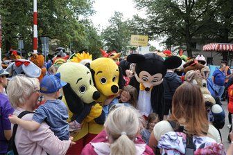 Vier Stunden bei 26 Grad im Drachenkostüm: Was der Chemnitzer Maskottchentreff den Kostümträgern abverlangt - Beim 26. Maskottchentreff der Parkeisenbahn Chemnitz im Küchwald begeisterten insgesamt 30 verschiedene Kostüme die zahlreichen Besucher.