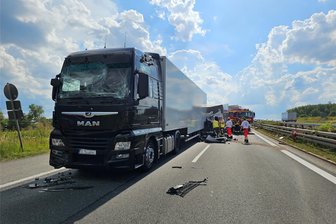 Vier Stunden Vollsperrung auf der A 72: Wie es zum Unfall zwischen den Anschlussstellen kam - Am Dienstagnachmittag hat sich auf der A 72 ein schwerer Verkehrsunfall mit einem Laster ereignet.