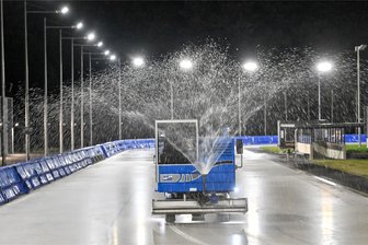 Vier Tage Arbeit: Am Sonntag ist das Eis im Chemnitzer Küchwald fertig - Schicht für Schicht entsteht in den Nachtstunden bis zum Sonntag die bis zu fünf Zentimeter dicke Eisschicht.