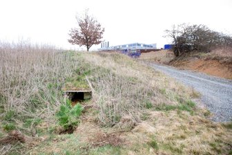 Vier Tage nach Eröffnung: Staatsanwaltschaft nimmt Bodenproben an neuem Autohaus in Plauen - Bei der Terrassierung des Grundstücks für den Neubau von Auto-Müller war auch Abbruchmaterial verwendet worden.