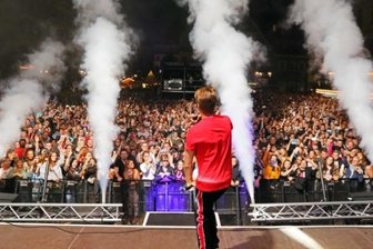 Vier Tage Party in der Zwickauer City - Zurück zu alter Größe heißt es für das Stadtfest. Hier heizte DJ Antoine 2019 Besuchern auf dem Hauptmarkt ein.