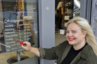 Vier-Tage-Woche: Meeraner Friseurmeisterin streicht jetzt auch den Samstag - Nach dem Montag wird ab September auch der Samstag gestrichen. Dann gilt im Meeraner Friseursalon „Hairzstueck“ die Vier-Tage-Woche - bei gleichbleibender Wochenarbeitszeit. Darauf freut sich schon Mitarbeiterin Virgina Zimmermann, die von Werdau zur Arbeit pendelt.