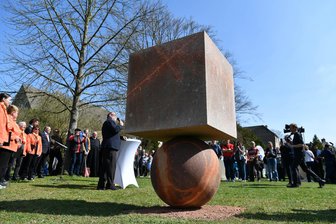 Vier Tipps für das Wochenende in Mittelsachsen: Skulpturen, Hard-Rock, Dampfmaschinen - Die Skulptur „Good Luck“ in Wechselburg ist Teil des Purple Path.