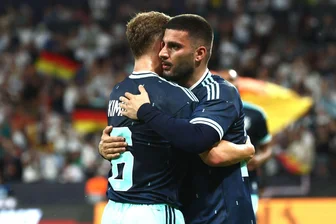 Vier Tore für ein gutes WM-Gefühl - Undav trifft doppelt - Deniz Undav (r) nach seinem Kopfballtor beim Jubel mit Flankengeber Joshua Kimmich.