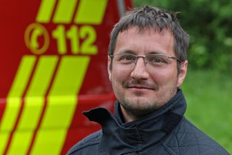 Vier Tore und ein Übungsturm? - Bernsdorf debattiert Einsparpotenzial beim Feuerwehrneubau - Wehrleiter Björn Knöbel hat die Bedeutung der infrage gestellten Details erläutert.