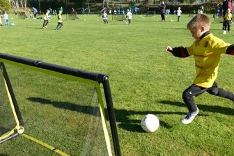 Vier Tore, vier Spieler und ganz viel Spaß - Das Runde muss auch beim Funino ins Eckige. Nur dass das Tor deutlich kleiner ist als gewohnt - da braucht es Präzision.