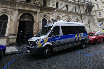 Vier Tote bei Hotelbrand in Prag - auch ein Deutscher gestorben - Ein Polizeifahrzeug vor einem Hotel in der Naplanni-Straße in Prag, in dem am Samstagabend ein Feuer ausgebrochen war.