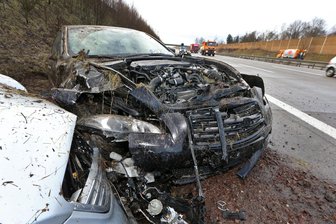 Vier Unfälle innerhalb zehn Minuten auf A 4 - Kleinkind schwer verletzt - Drei Verletzte, vier demolierte Autos und hoher Schaden: Das ist die Bilanz von vier Unfällen, die sich am Dienstag innerhalb von zehn Minuten auf der A 4 zwischen Limbach-Oberfrohna und Hohenstein-Ernstthal ereignet haben.