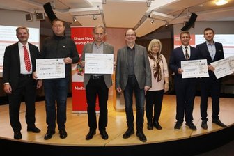 Vier Vereine im Landkreis Zwickau dürfen sich über vorzeitige Bescherung freuen - Bei der Übergabe im Haus der Sparkasse (v. l.): Felix Angermann (Sparkassen-Vorstand), Yves Freisleben (SV Weißbach 1864), Uwe Knobloch, Gabriel Fischmann, Regine Silbermann (alle Förderverein Lukaskirche Planitz), Marcus Schubert (1. Asiatischer Kampfkunstverein), Jörg Winefeld (Stiftungsberater), der den Scheck für den Feuerwehrverein Wilkau Haßlau (Vertreter verhindert) entgegennahm. 