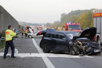 Vier Verletzte bei Auffahrunfall auf A4 - Beteiligte flüchten -