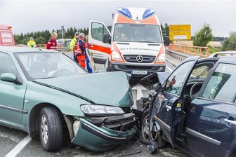 Vier Verletzte bei schwerem Unfall auf der B174 nahe Marienberg -