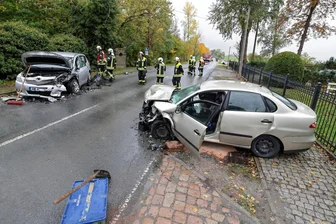 Vier Verletzte bei schwerem Unfall in Meerane - Auf der Hohen Straße in Meerane kam es zu einem schweren Unfall. Dabei haben sich vier Personen verletzt.
