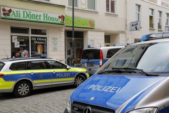 Vier Verletzte bei Streit in einem Döner-Restaurant - Polizeieinsatz auf der Hechinger Straße in Limbach-Oberfrohna: In einem Döner-Imbiss war es am Freitagnachmittag zu einer gewalttätigen Auseinandersetzung zwischen mehreren Personen gekommen. Zu den konkreten Hintergründe wird noch ermittelt.