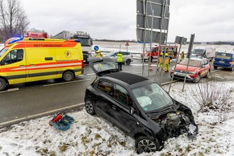 Vier Verletzte bei Unfall an Autobahnauffahrt Reichenbach - Beim Zusammenstoß eines Pkw Renault (vorn) und eines Opels sind am Freitag vier Personen verletzt worden.