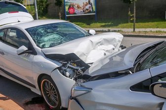 Vier Verletzte bei Unfall auf B 95 - 