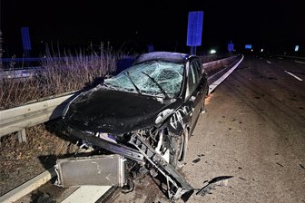 Vier Verletzte bei Unfall auf der A 4 bei Glauchau: Großeinsatz für Feuerwehr und Rettungsdienst mitten in der Nacht - Komplett beschädigt: So sah der Seat nach dem Unfall auf der A 4 bei Glauchau aus.