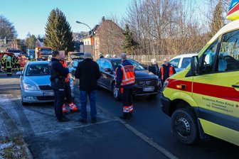 Vier Verletzte bei Unfall auf der Bundesstraße 101 im Erzgebirge - In Lauter ist es am Montag zu einem Auffahrunfall gekommen.