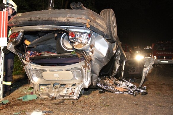Vier Verletzte bei Unfall in Siebenlehn - BMW überschlägt sich bei schwerem Unfall in Siebenlehn.