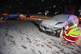 Vier Verletzte bei Unfall mit Sommerreifen auf der A4 -