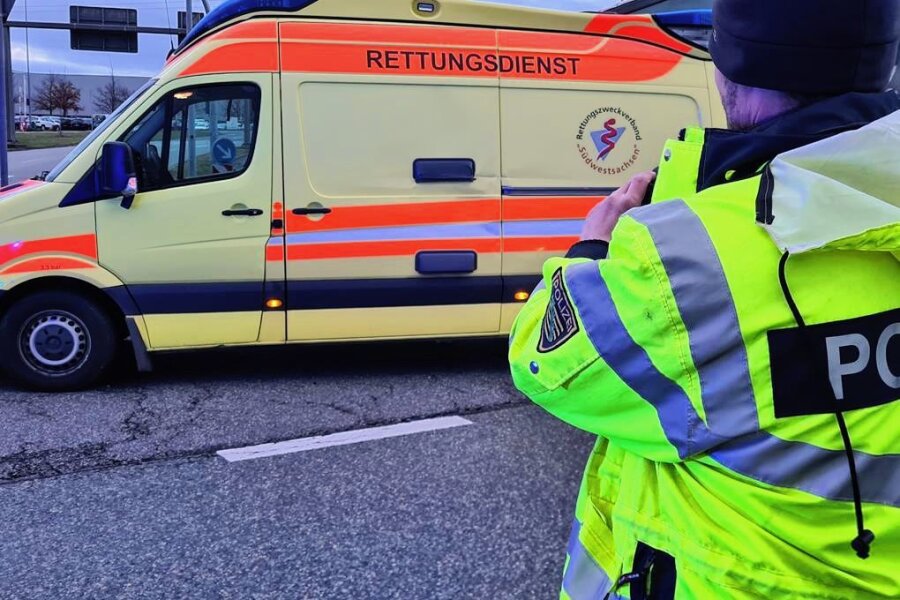 Vier Verletzte in Werdau nach einer Kollision mit Rettungswagen - Ein Rettungswagen war in den Unfall am Freitagabend in Werdau involviert.