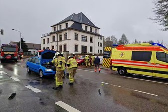 Vier Verletzte nach Autounfall in Limbach-Oberfrohna - In Limbach-Oberfrohna ist es zu einem Verkehrsunfall gekommen.