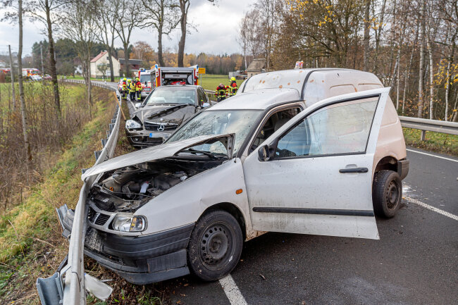 Vier Verletzte nach Unfall auf S 293 zwischen Irfersgrün und Hirschfeld - Die Straße zwischen dem Lengenfelder Ortsteil Irfersgrün und Hirschfeld musste nach einem schweren Verkehrsunfall gesperrt werden. 