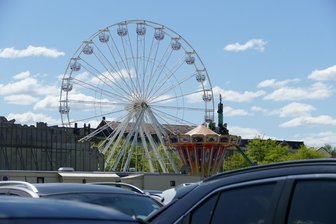 Vier weitere Tage: Veranstalter verlängert Frühlingsvolksfest in Zwickau - Das Riesenrad auf dem Platz der Völkerfreundschaft steht dieses Jahr länger.