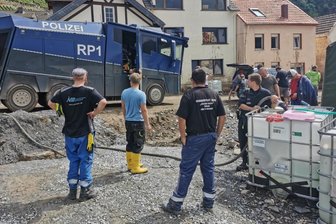 Vier Wochen nach der Flut: Vogtland hilft weiter - Mittels Wasserwerfer werden Trinkwassertanks gefüllt, denn viele Wasserleitungen sind zerstört.