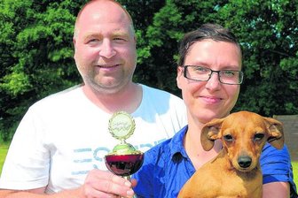 Vierbeiner erobern Neumark - Sieger bei der Rasse Zwergpinscher: Mirko und Tina Metzner mit ihrem Hund Kyrene vom Hause Leipzig. Dank der Clubschau war Neumark gestern ein wahres Mekka der Hundezüchter.