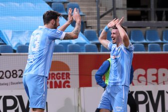 Viererpacker Bozic bei CFC-Schützenfest der „Mann des Abends“ - Der erste Streich: CFC-Torjäger Dejan Bozic (li.) trifft zum 1:0 und jubelt mit Leon Damer.