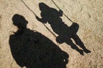 Vierjähriger auf dem Spielplatz verletzt: Unbekannte verteilen Schrauben und Nägel im Sand - 