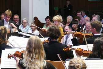 Vierjähriger Dirigent übernimmt die Junge Philharmonie Augustusburg - Der erst vierjährige Gustav Müller aus Amtsberg durfte am Sonntagnachmittag in der Augustusburger Stadtkirche den Taktstock schwingen.