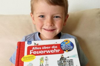 Vierjähriger wird als Lebensretter geehrt - Der vierjährige Tobias Neuner aus Saulgrub im Landkreis Garmisch-Partenkirchen (Bayern) zeigt am sein Kinderbuch zum Thema Feuerwehr.
