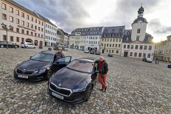 Vierspurige Bundesstraße oder enger Schleichweg: Wie kommen Autofahrer schneller von Glauchau nach Zwickau? - Start für die Testfahrt von Holger Frenzel (links) und Stefan Stolp (rechts) war der Markt in Glauchau. Von dort ging es auf den Platz der Völkerfreundschaft in Zwickau.