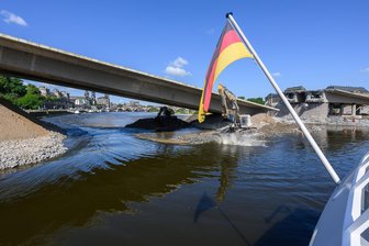 Vierspurige Carolabrücke: Was der Beschluss für Dresdens Zukunft bedeutet - und was MP Kretschmer dazu sagt - Die verbliebenen Stränge der Carolabrücke sind nun auch abgetrennt. Die neue Brücke soll wieder vierspurig werden.