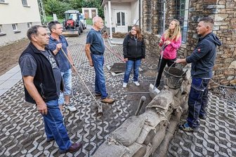 Vierte Schlammwelle nahe Augustusburg: Ortsvorsteher sieht Straßenbauamt in der Pflicht - Nach der zweiten Schlammschlacht schichteten die Nachbarn in Grünberg Sandsäcke auf. Im Bild: Volker Friedrich, Mike Seifert, Hans-Otto Kullig, Simone Richter und Katja und Tino Hänel.