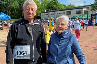 Viertelrunde um die Welt bringt füngstelligen Betrag ein - Reiner und Hannelore Neudert haben über ihre Seniorensportgruppe zum Lauf gefunden und nehmen auch dieses Jahr gern wieder teil. In sportlicher Aktion wollen sie sich vor allem für andere stark machen.
